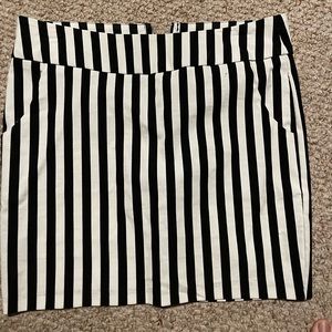 Foreign Exchange Skirt. Small. Has pockets.